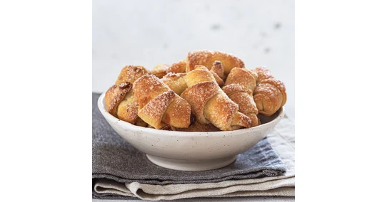 Cornulețe rugelach cu zahăr brun și caise uscate