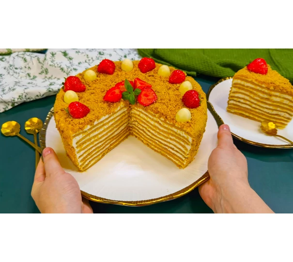 Tort Medovik cu foi cu miere și cremă de smântână