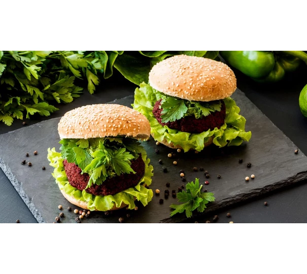 Burgeri de fasole neagră  și Quinoa condimentată  în stil cubanez