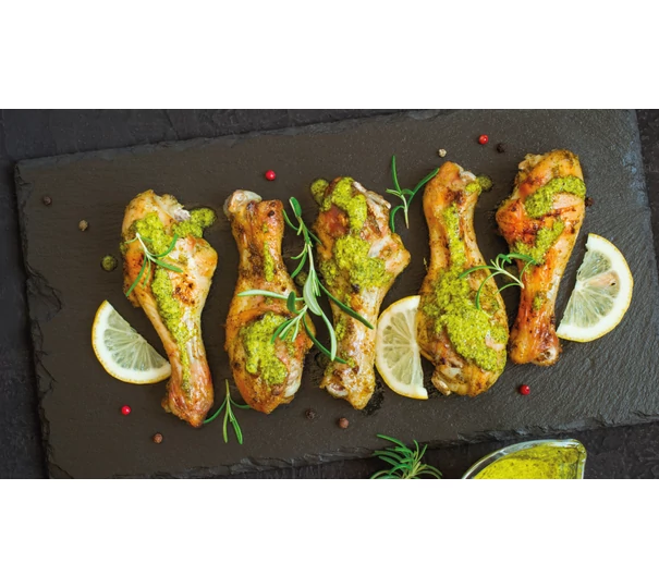 Pulpe de pui inferioare cu salsa cu  avocado și tomatillo