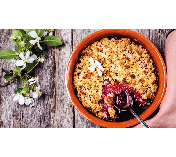 Crumble cu fructe de pădure și  cimbru, cu frișcă cu zahăr brun