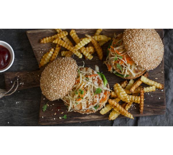 Burger de curcan cu salată asiatică