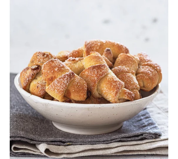 Cornulețe rugelach cu zahăr brun și caise uscate