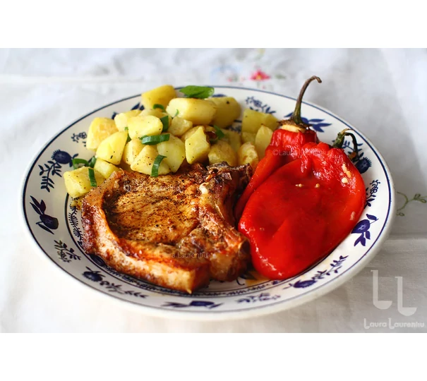 3 rețete delicioase și rapide: cotlet de porc, ardei copți și cartofi aurii