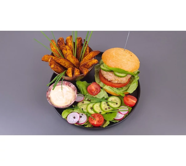 Burgeri de pui cu cartofi wedges și salată proaspătă